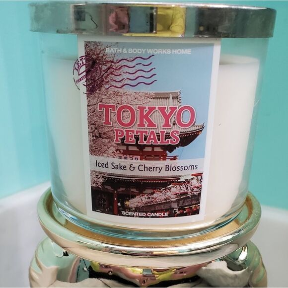 Bath & Body Works Tokyo Petals Candle - Picture 2 of 8